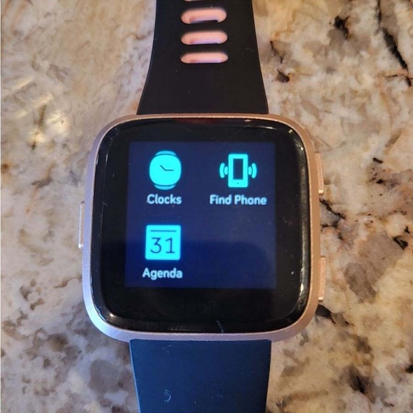 Veres Fitbit including charger and several watchbands. Updated software. - Picture 3 of 7